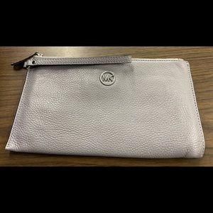 Michael Kors Large size Lilas Wristlet EUC